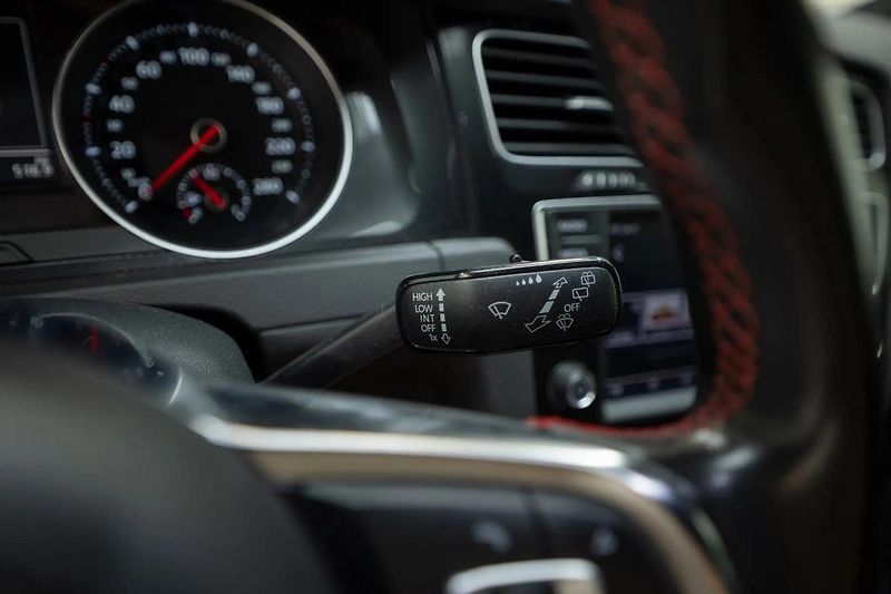 Volkswagen Golf GTI Performance 2.0 169 kW - fotka 22 z 36
