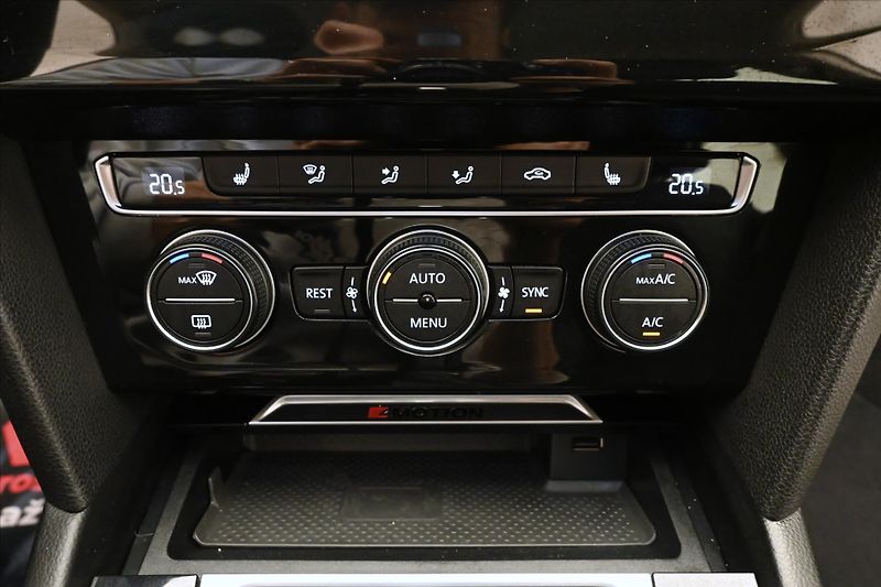 Volkswagen Passat 2,0 TDI 140 kW DSG 4Motion Zár - fotka 20 z 31