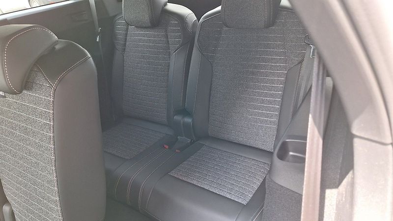 Peugeot 5008 (2025) ALLURE Hybrid 145 e-DCS6 - fotka 13 z 21