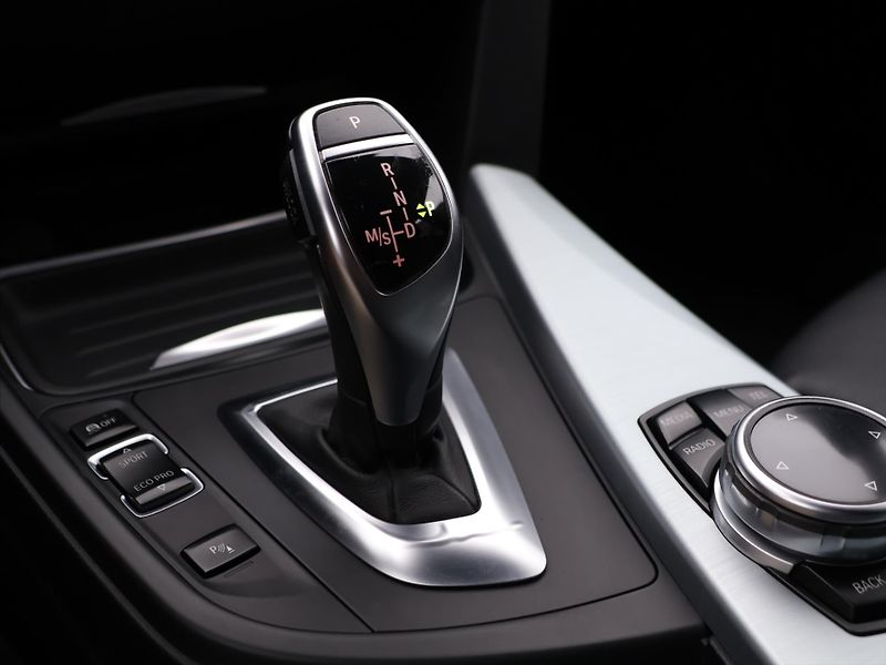 BMW Řada 3 3,0 330d xDrive 190kW M-paket - fotka 24 z 35