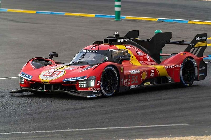 Vítěz 24 hodin Le Mans 2023, Ferrari stáje AF Corse, při triumfální jízdě. Foto: Wikimedia Commons, crash71100 CC0