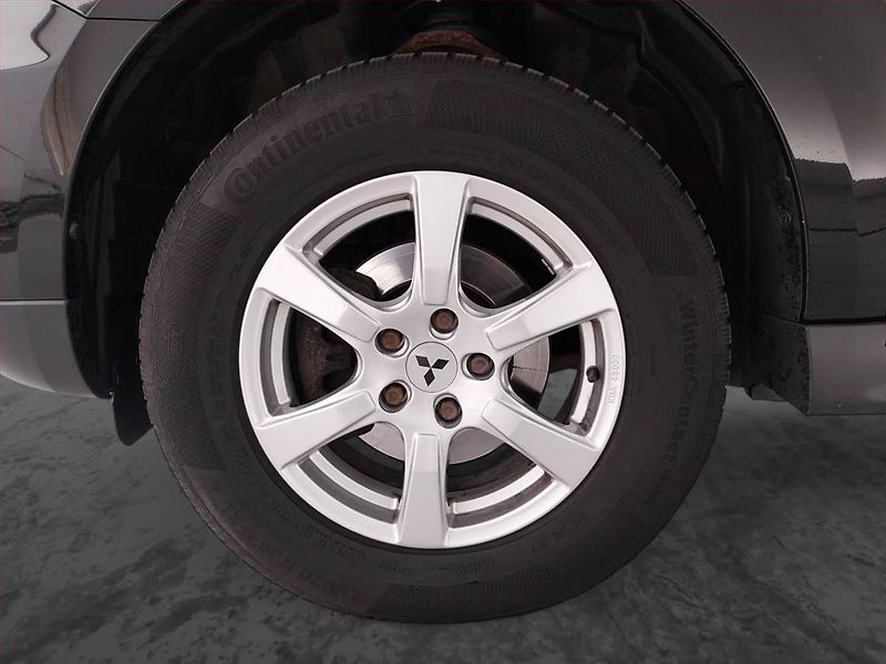 Mitsubishi Outlander (2011) 2.2 DI-D, 4X4, 7 míst - fotka 15 z 27