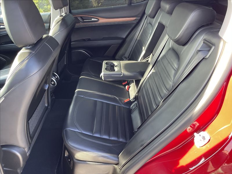 Alfa Romeo Stelvio 2,0 Turbo 280k Q4 AT8 4x4 Tažn - fotka 8 z 30
