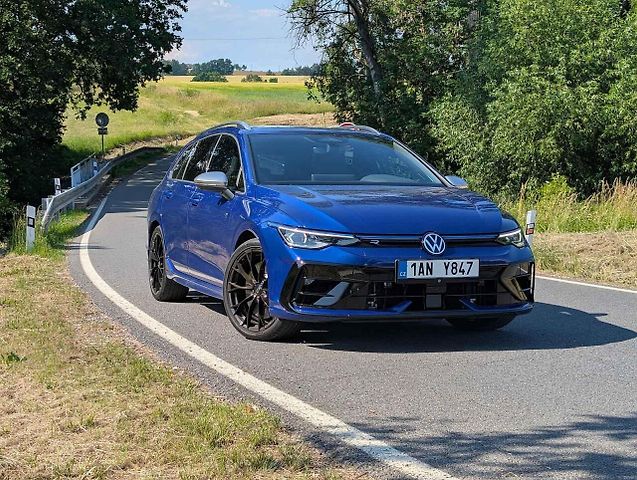 Auto má rádo klikaté silničky.
