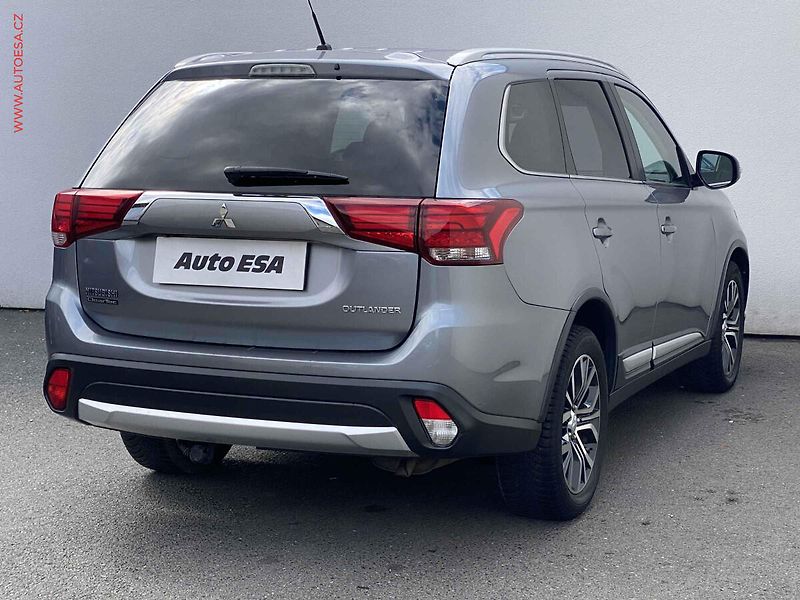 Mitsubishi Outlander (2016) 2.0 MiVEC 4WD, Invite, AT - fotka 4 z 18