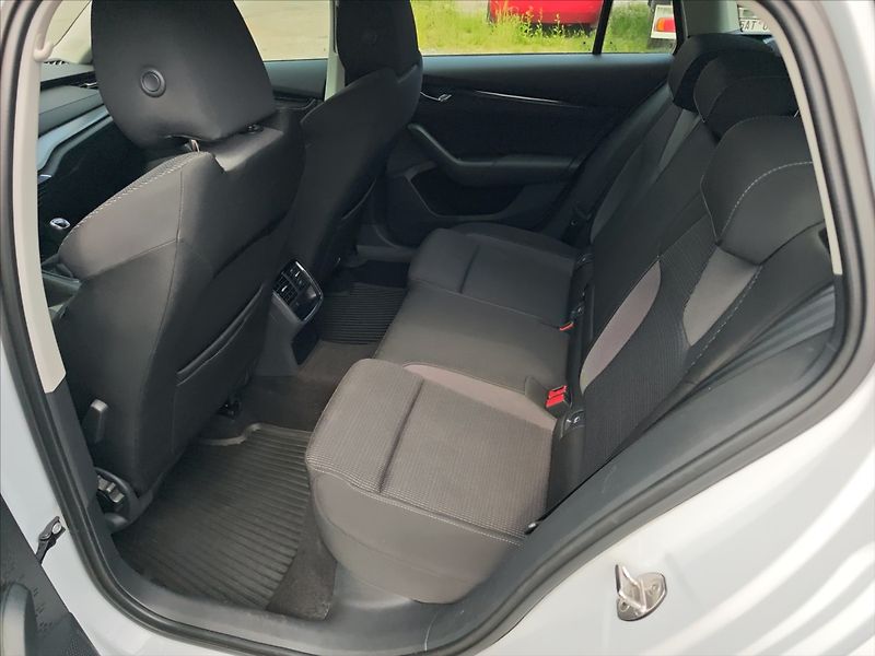 Škoda Octavia 2,0 TDI Ambition - fotka 8 z 11