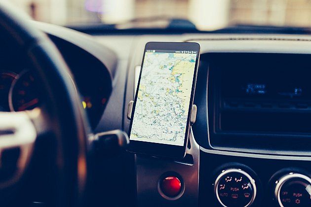Pozor na používání navigace v mobilu v autě. V Německu za ni můžete dostat pokutu., zdroj: Shutterstock