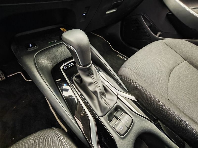 Toyota Corolla 1.8 Hybrid Comfort e-CVT sedan - fotka 34 z 36