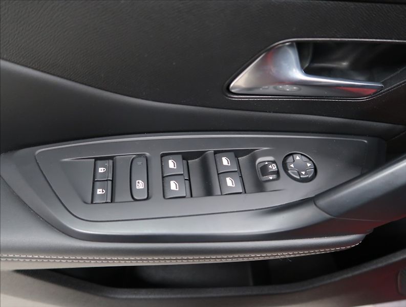 Peugeot 308 1,2 ALLURE PureTech 130 AUT - fotka 14 z 29