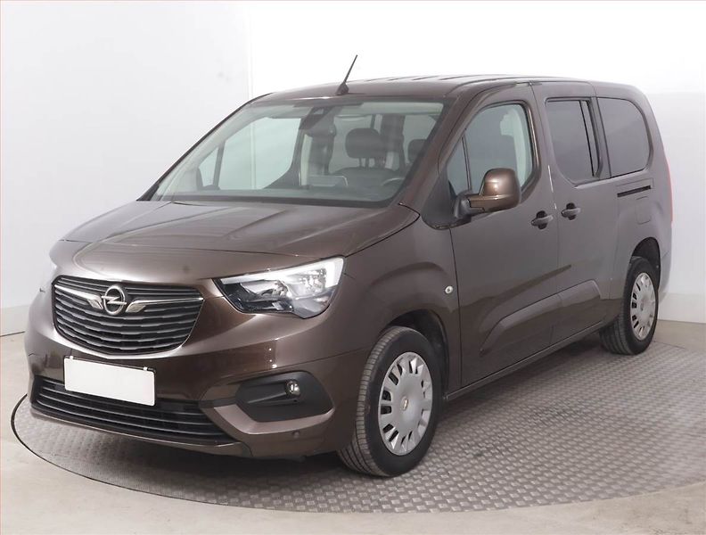 Opel Combo (2020) Maxi Edition 1.2 Turbo, 7Míst - fotka 2 z 17