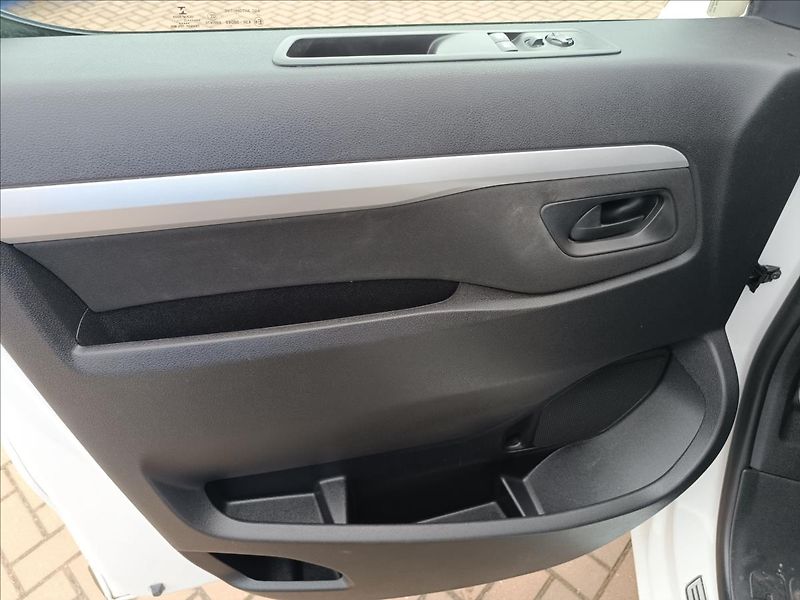 Opel Vivaro 2,0 CDTi Crewvan - fotka 14 z 21