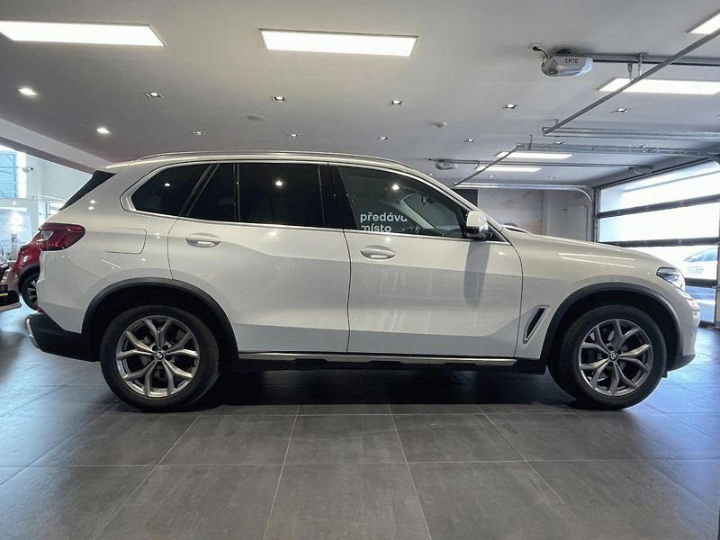 BMW X5 (2019) xDrive 40i AT 340k - fotka 5 z 28