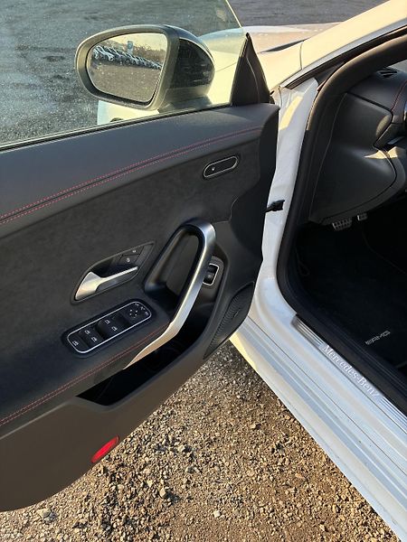 Mercedes-Benz CLA (2024) 200d shooting brake - fotka 11 z 14