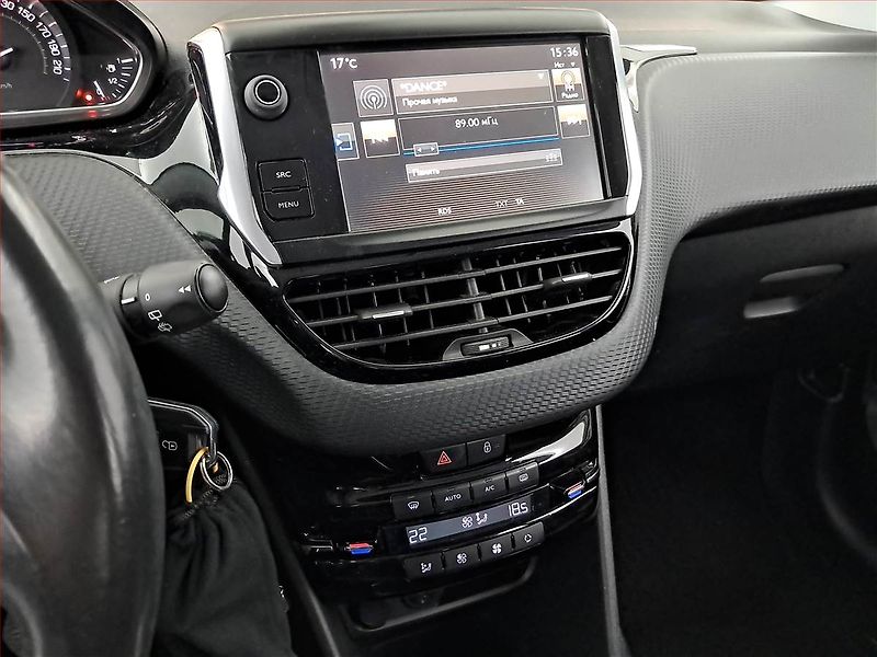 Peugeot 2008 (2014) 1.6 e-HDi, Automat, Tempomat - fotka 12 z 17