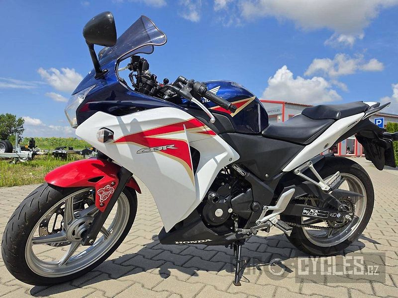 Honda CBR 250 R (2011) - fotka 10 z 13