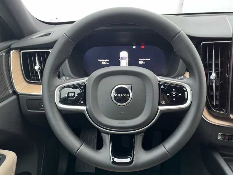 Volvo XC60 Plus Dark T6 AWD 257kW - fotka 12 z 25