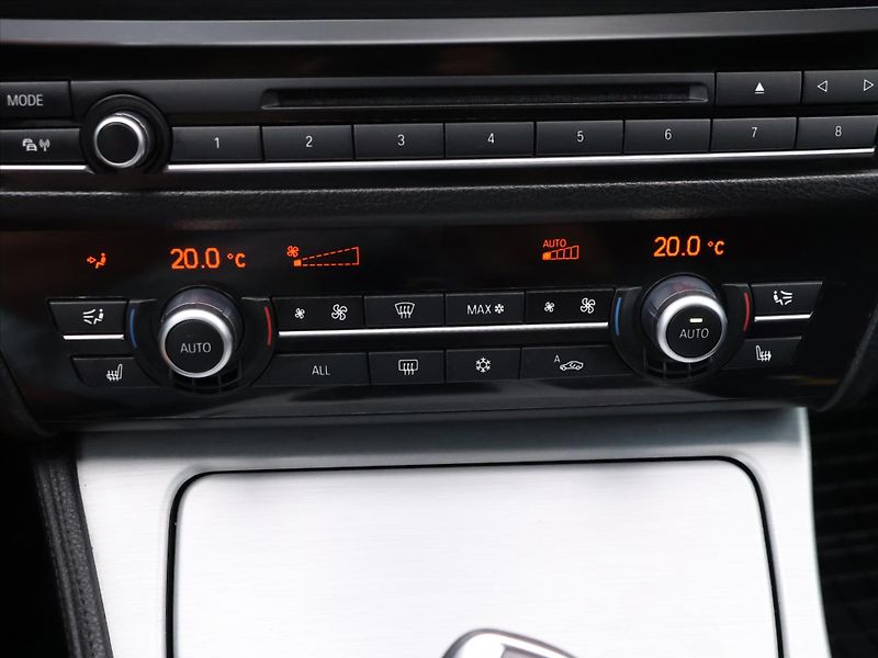 BMW Řada 5 3,0 530d x Drive Tažné Klima - fotka 27 z 38
