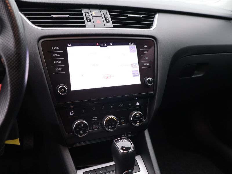 Škoda Octavia 1.6 TDI 85kW DSG Navi Tažné - fotka 16 z 27