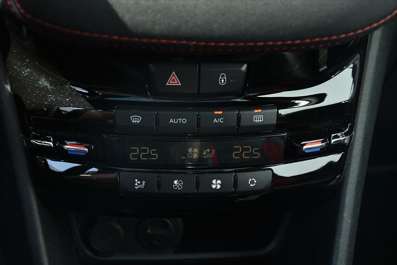 Peugeot 208 GTI 1.6 Ti 153kW PANORAMA ČR - fotka 18 z 22