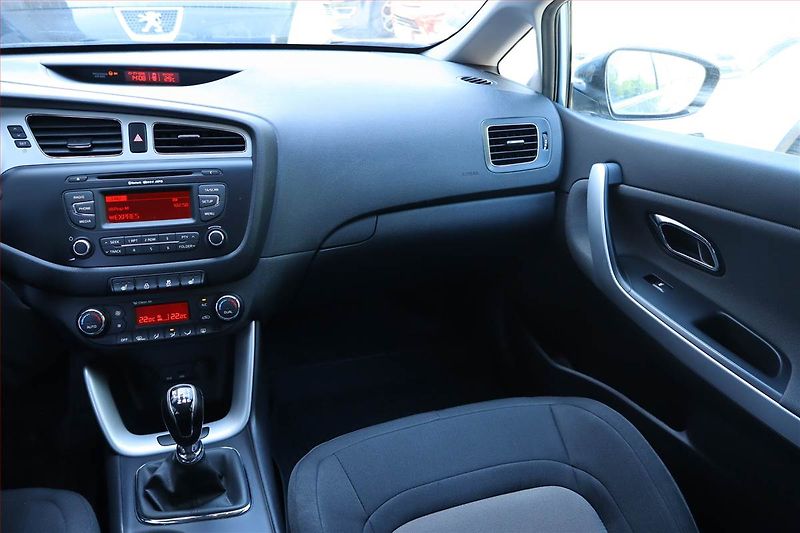 Kia Ceed (2014) 1.4 CVVT, Serv.kniha, Tempomat - fotka 8 z 24