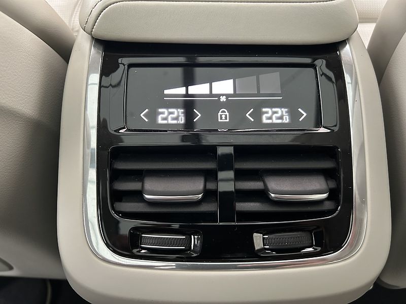 Volvo XC60 2.0 B5 4x4 Inscription - fotka 33 z 38