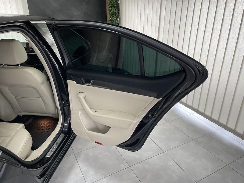 Škoda Superb 2.0 TDi DSG ČR NAVI ACC SERVIS - fotka 14 z 31