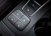 Auto disponuje přepínači pro volbu jízdních a v případě plug-in hybridu i elektrických režimů
