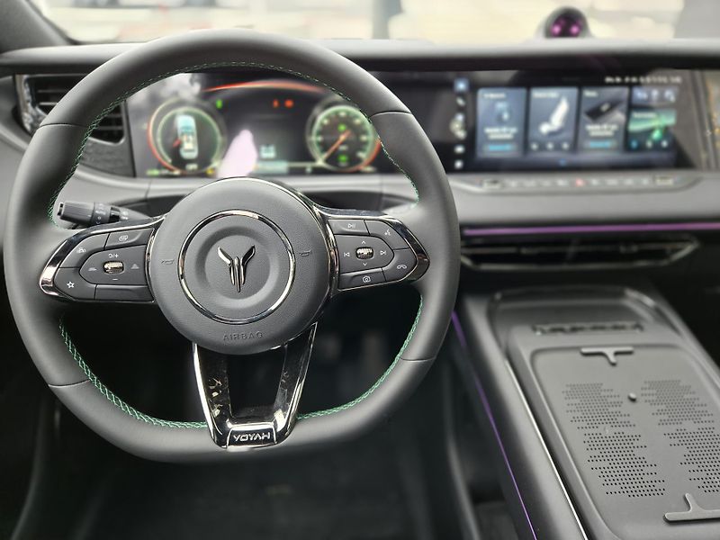 Dongfeng Voyah Free REV 318 (2025) REV 318 AWD Hybrid - fotka 15 z 17