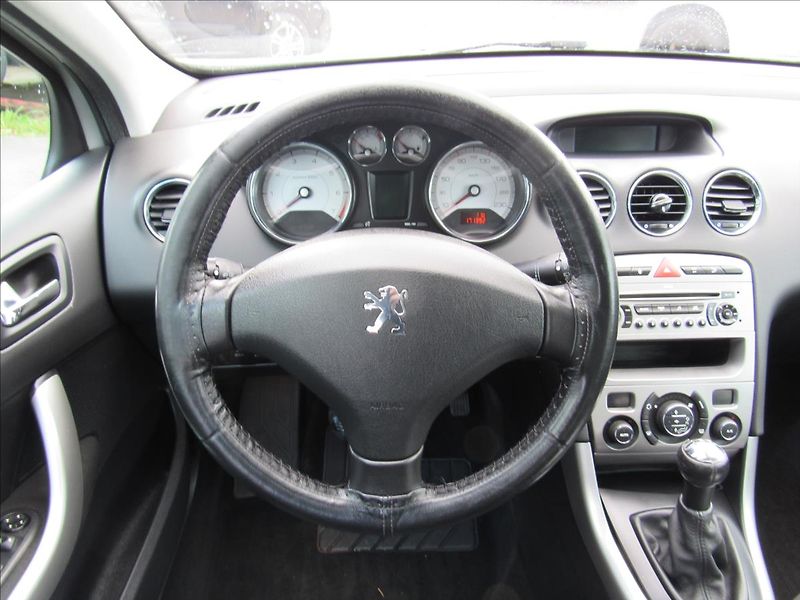 Peugeot 308 1,6 THP 110kW - fotka 12 z 28