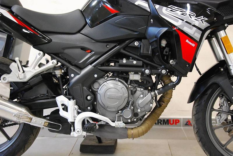 Benelli TRK 251 (2022) hezký stav, 2. maj, původ ČR - fotka 6 z 20