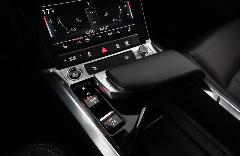 Audi Q8 e-tron 55 Q Kamera Tažné LED Vzduch - fotka 24 z 27