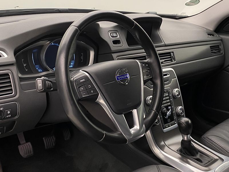 Volvo XC70 D3 AWD SUMMUM AUT - fotka 18 z 45