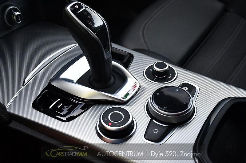 Alfa Romeo Stelvio 2.2D VELOCE Q4 H&K PANOR TAŽNÉ - fotka 33 z 53