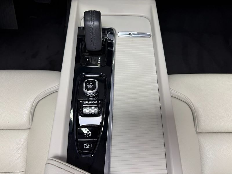 Volvo XC60 T6 AWD RECHARGE, ACC, PANORAMA - fotka 24 z 31