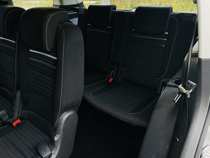 Volkswagen Touran 2.0TD MANUÁL 7MÍST SERVISKA - fotka 31 z 43