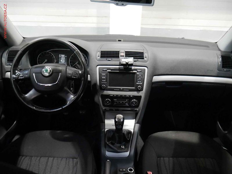 Škoda Octavia (2010) 2.0 TDi, Elegance, xenon - fotka 8 z 16