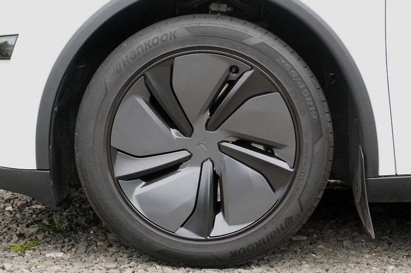 Tesla Model Y Long Range AWD, ČR, Tažné - fotka 4 z 39