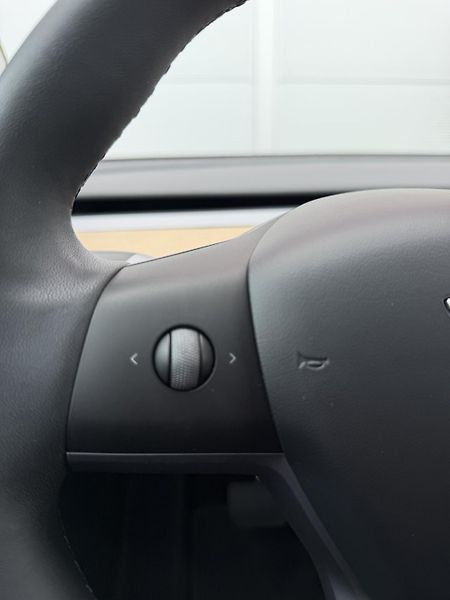 Tesla Model Y SR RWD LFP 220kW 1.Maj DPH - fotka 11 z 26
