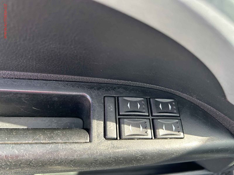 Ford Mondeo (2004) 1.8 16V, AC, výhřev sed - fotka 11 z 16