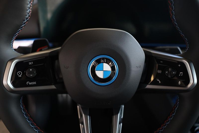 BMW i5 M60 xDrive sedan - fotka 10 z 17