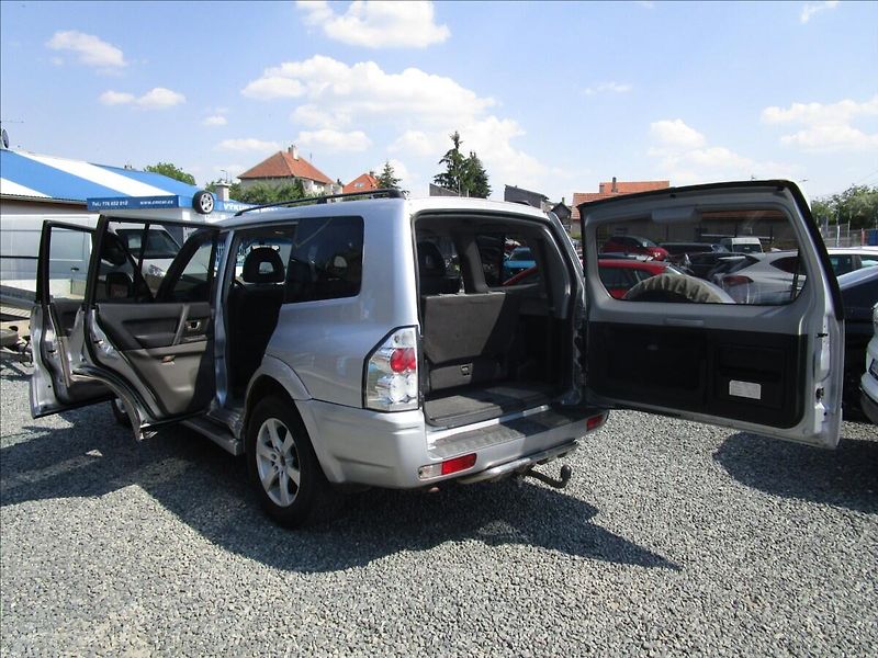 Mitsubishi Pajero 3.2 Di-D, 4x4, aut. klima, 7 m - fotka 43 z 54