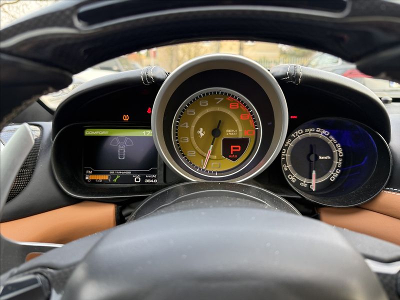 Ferrari California T 3,9 V8 412 kW - fotka 16 z 26