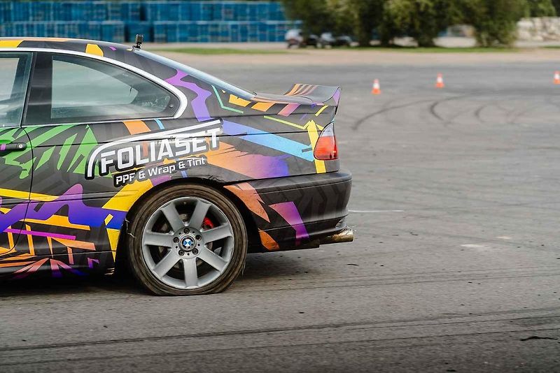 Ideální auta na blbnutí na uzavřených tratích? BMW a Subaru