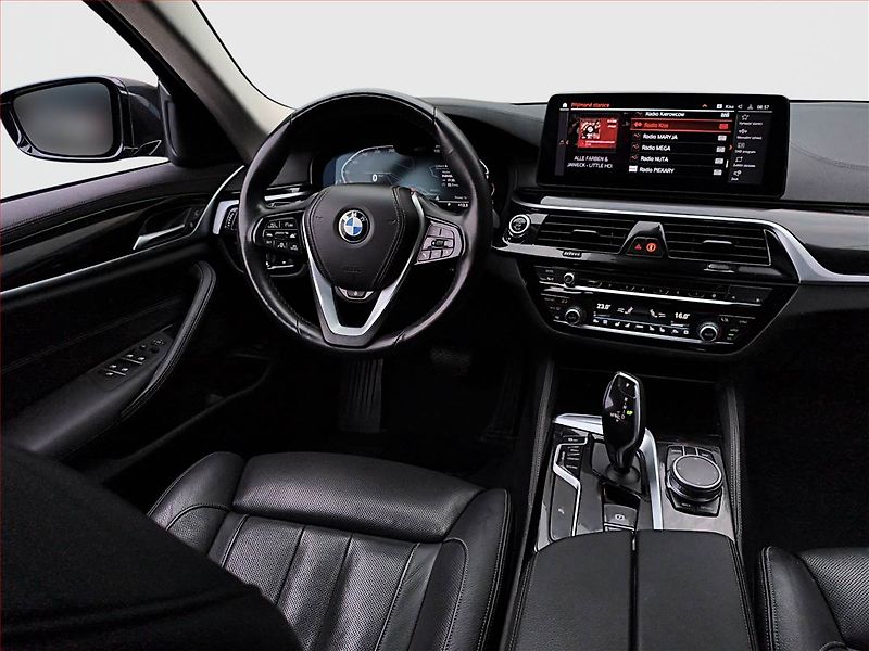 BMW Řada 5 (2023) 530d xDrive - fotka 7 z 16