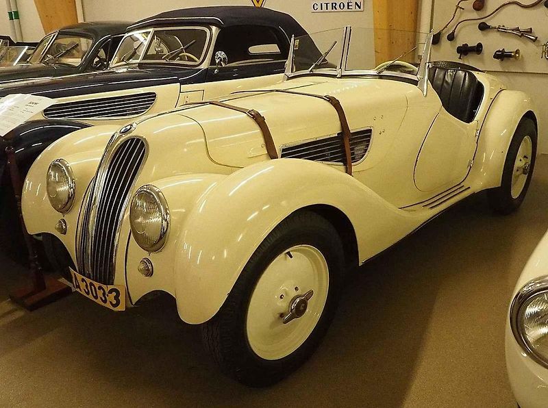 Vůz BMW 328 byl už od začátku navržený jako soutěžní model, který má dát bavorské značce sportovní image. Na snímku je BMW 328 z roku 1938 v Louwman Muzeu.