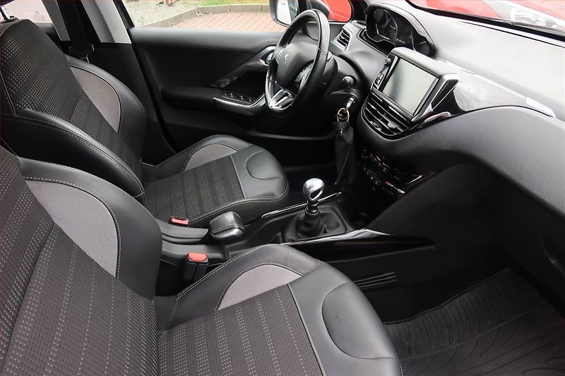 Peugeot 2008 (2018) 1.2 PureTech, Serv.kniha, Kůže - fotka 9 z 17