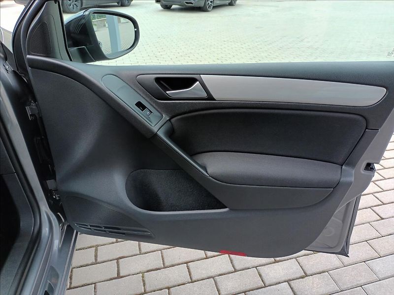 Volkswagen Golf 1,2 TSI,SERVIS,VÝHŘEV,PARKING - fotka 21 z 44