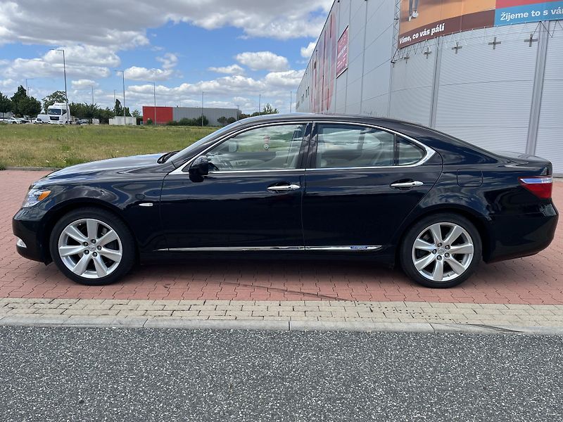 Lexus LS 600h 5.0 V8 Hybrid 1.Majitel ČR - fotka 8 z 38