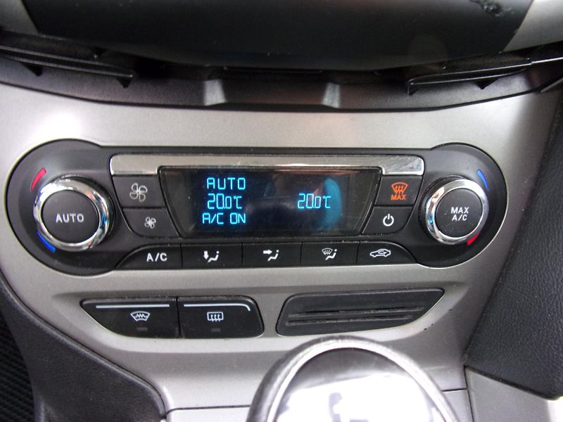 Ford Focus (2013) 1.6 TDCi 70kW ČR TAŽNÉ VÝHŘEVY - fotka 12 z 20
