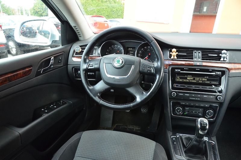 Škoda Superb (2011) 2.0 TDi 103kW AMBITION - fotka 15 z 31
